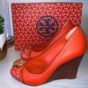 LEATHER BLOOD ORANGE TORY BURCH PUMPS